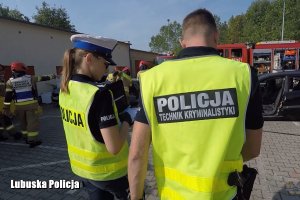 policjanci podczas akcji ratunkowej