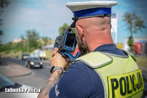 policjant kontroluje prędkość pojazdów