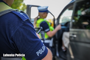 policjanci podczas kontroli drogowej