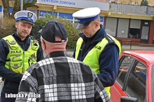 Policjanci rozmawiają z pieszym