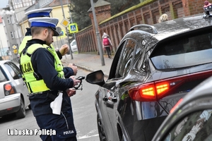 Policjanci rozmawiają z kierowcą pojazdu