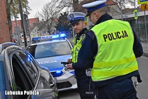 Policjanci podczas kontroli pojazdu