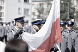 Poczet Flagowy podnosi flagę Polski.