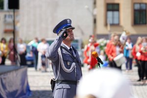 Dowódca uroczystości oddaje honor.