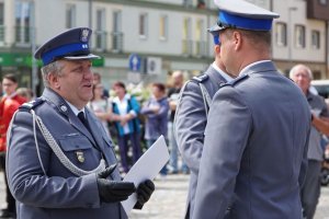 Policjant odbiera akt mianowania.