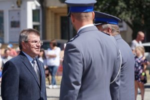 Komendanci gratulują pracownikowi Policji.