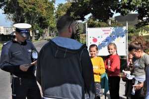 Uczniowie i policjant w czasie kontroli drogowej