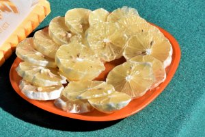 Cytryny na talerzu