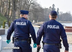 Policjanci podczas patrolu.