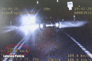 Pomiar z policyjnej kamery zamontowanej w radiowozie przedstawiający samochód dostawczy jadący  z nadmierną prędkością