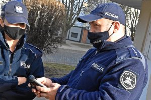 Policjant sprawdza dane w policyjnej bazie danych