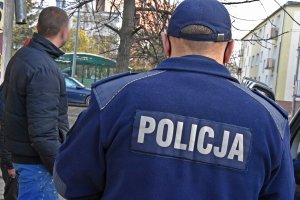 Policjant legitymuje obywatela