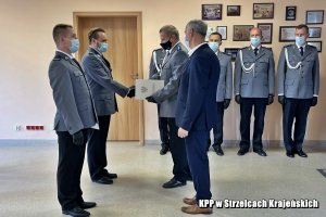 Policjanci odbierają z rąk Komendanta i Starosty akty mianowania