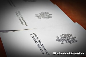 Teczki z aktami mianowania z napisem Komenda Powiatowa Policji w Strzelcach Krajeńskich