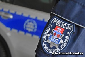 oznaczenie stzreleckiej policji na tle radiowozu