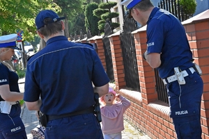 Policjanci przekazują dzieciom odblaski