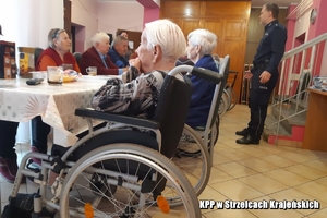 Policjant tłumaczy seniorom, jak nie stać się ofiarą oszustów