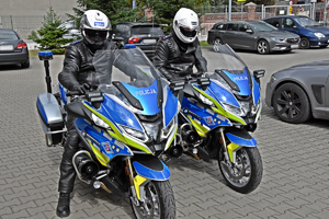 Policjanci na służbowych motocyklach