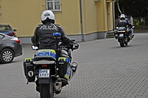 Widok jadących policjantów na motocyklach