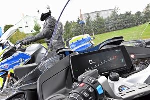 widok kierownicy w policyjnym motocyklu