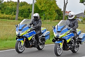 Jadący policjanci na motocyklach