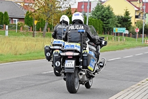 policjanci jadą na służbowych motocyklach