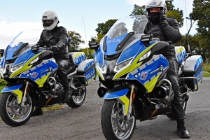 policjanci na służbowych motocyklach