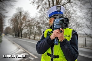 Policjant mierzy prędkość kierującemu