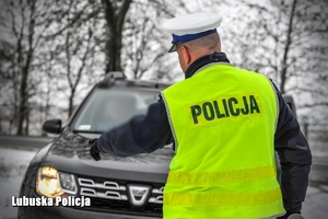 Policjant daje sygnał kierowcy do zatrzymania się