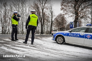Policjanci Ruchu Drogowego w czasie obserwacji drogi w zimowych warunkach