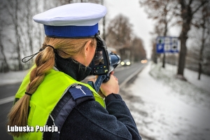 Policjantka w czasie pomiaru prędkości