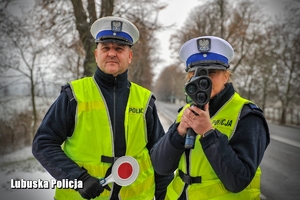 Policjanci Ruchu Drogowego w czasie pomiaru prędkości