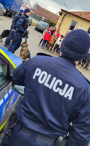 Policjanci rozmawiają z dziećmi o bezpieczeństwie.