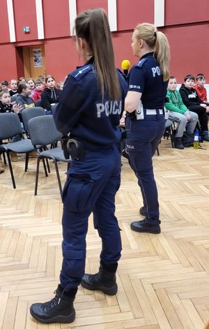 Widok umundurowanych policjantek w czasie spodkania z dziećmi.