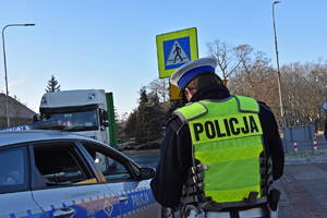 Policjant z drogówki przed przejściem dla pieszych.