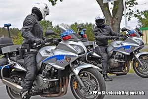 policjanci na motocyklach