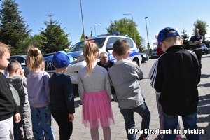 Dzieci oglądają policyjny radiowóz