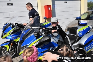 Dzieci na policyjnych motocyklach