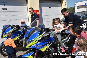 Dzieci na policyjnych motocyklach