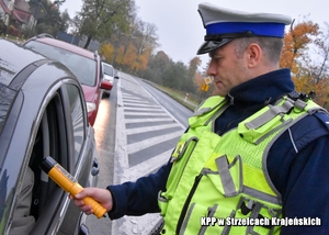 Policjant w trakcie sprawdzenia stanu trzeźwości kierowcy