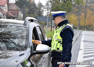 Policjant w trakcie kontroli drogowej