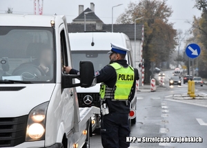 Policjanci w trakcie kontroli drogowej