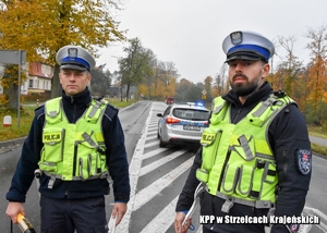 Policjanci ruchu drogowego obserwują drogę