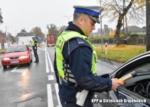 Policjant w trakcie kontroli drogowej