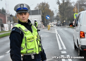 Policjant obseruje pojazdy na drodze