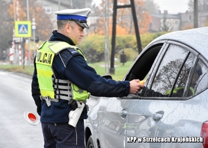 Policjant w trakcie kontroli drogowej