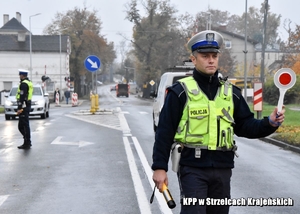 Policjant zatrzymuje pojazd przy użyciu tarczy do kierowania ruchem