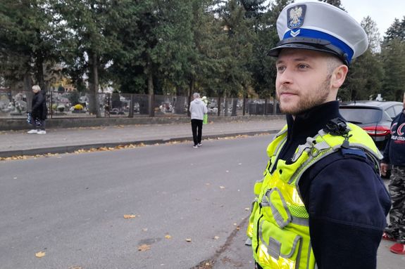 Policjanci w gotowości do zapewnienia bezpieczeństwa we Wszystkich Świętych