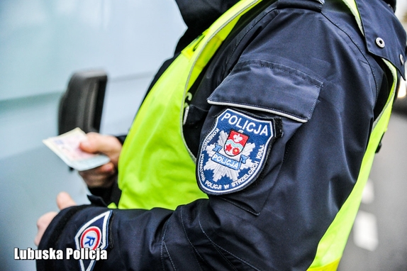 Kierował ciężarówką na zakazie. Policjanci zakończyli jazdę drogowego recydywisty