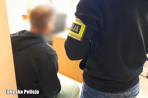 Zażywał narkotyki za kierownicą, a w mieszkaniu miał ich jeszcze więcej – policjanci przedstawili zarzuty 35-latkowi